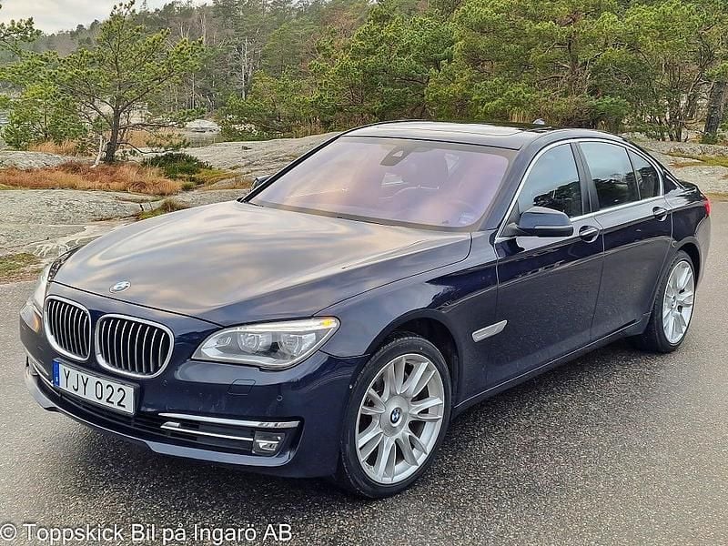 Blå Begagnad 2015 BMW 730 Sedan | 259 000 kr (Marknadspris) - Bild 1/4
