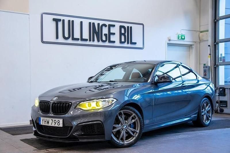 Grå Begagnad 2016 BMW M240 M Sport Sportkupé | 379 900 kr (Marknadspris) - Bild 1/4