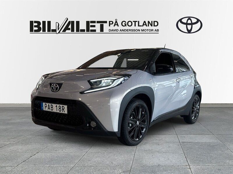 Lila (ljuslila metallic/svart) Begagnad 2025 Toyota Aygo Edition Halvkombi | 249 000 kr - Bild 1/4