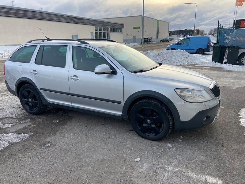 Begagnad Skoda Octavia Scout 140 HK (102 kW) 2012 Kombi