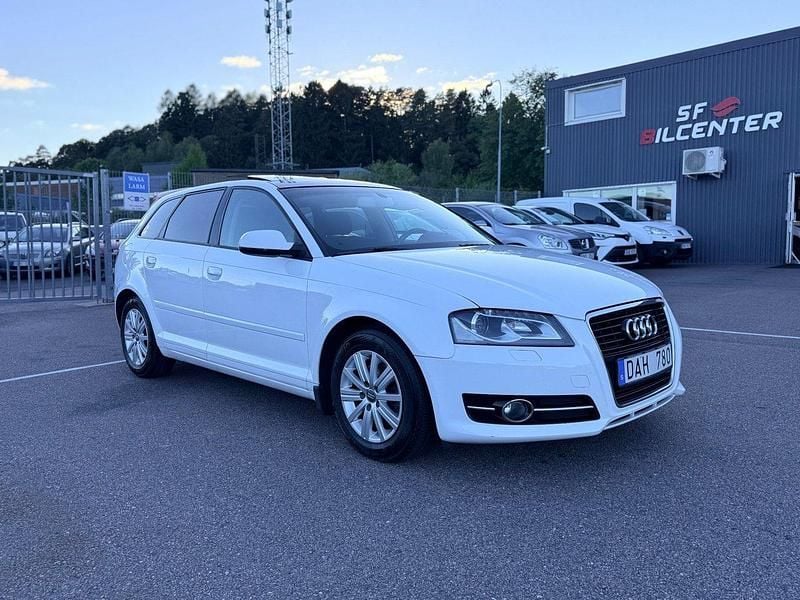 Vit Begagnad 2013 Audi A3 Sportback Comfort Halvkombi | 69 900 kr (Superpris) - Bild 1/4