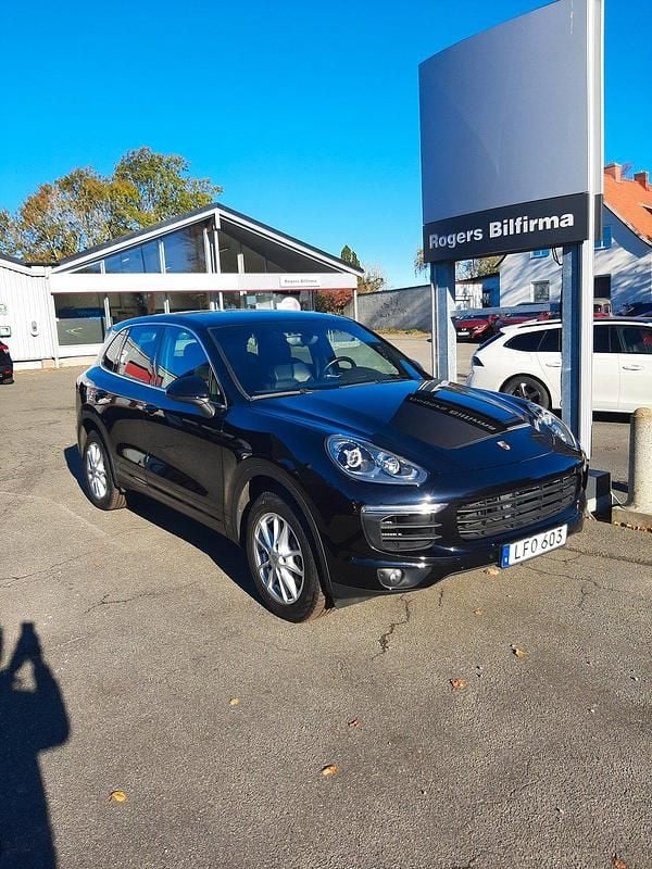 Svart Begagnad 2015 Porsche Cayenne SUV | 295 000 kr (Bra pris) - Bild 1/4