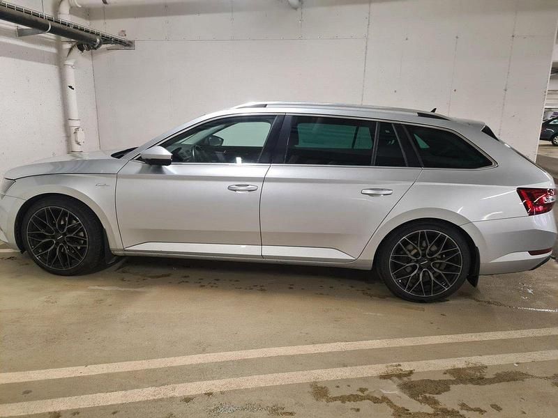 Silver Begagnad 2018 Skoda Superb Business Line Kombi | 235 000 kr (Lite dyr) - Bild 1/3