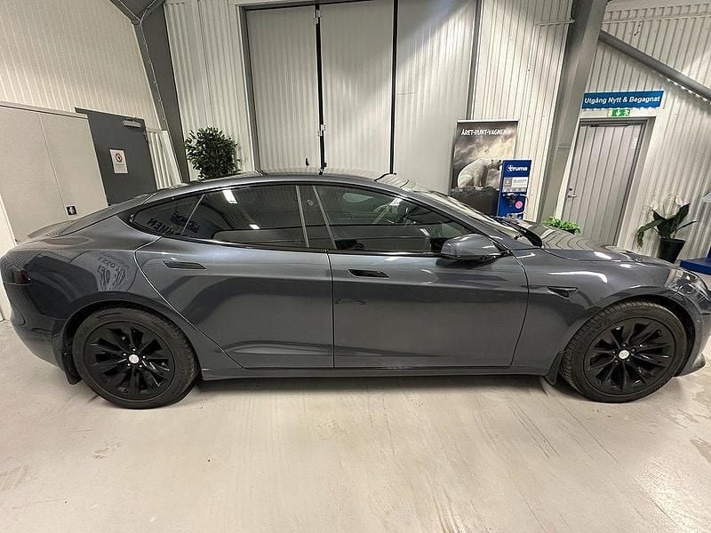 Grå Begagnad 2018 Tesla Model S Halvkombi | 239 000 kr (Marknadspris) - Bild 1/4