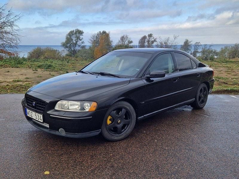 Svart Begagnad 2005 Volvo S60 Sedan | 35 000 kr (Marknadspris) - Bild 1/4