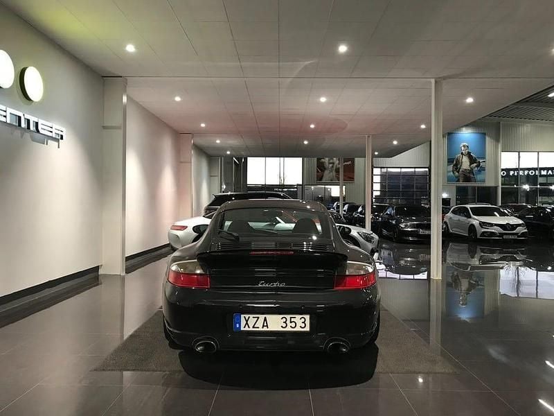 Begagnad Porsche 911 Turbo 420 HK (308 kW) 2003 Basaltsvart metallic/svart läder Sportkupé