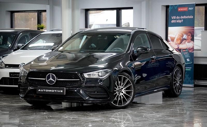 Svart Begagnad 2021 Mercedes CLA200 AMG Sportkupé | 349 900 kr (Lite dyr) - Bild 1/4