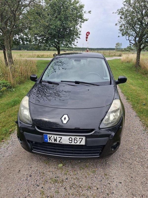 Svart Begagnad 2010 Renault Clio R.S. Halvkombi | 30 000 kr (Bra pris) - Bild 1/4