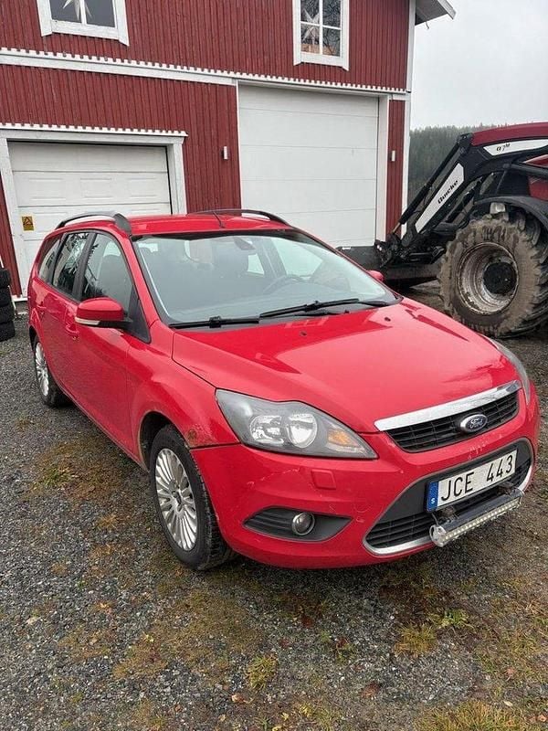 Röd Begagnad 2010 Ford Focus Titanium Kombi | 18 000 kr (Marknadspris) - Bild 1/4