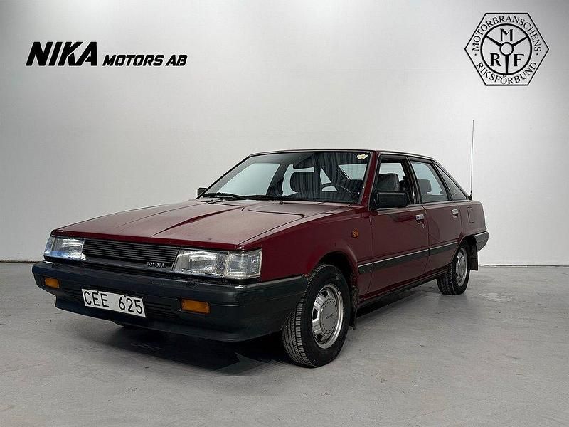 Mörkröd Begagnad 1985 Toyota Camry Sedan | 64 900 kr - Bild 1/4