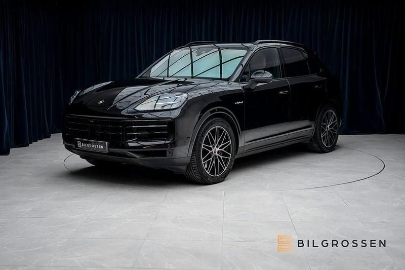Svart Begagnad 2024 Porsche Cayenne S E-Hybrid SUV | 1 169 900 kr - Bild 1/4