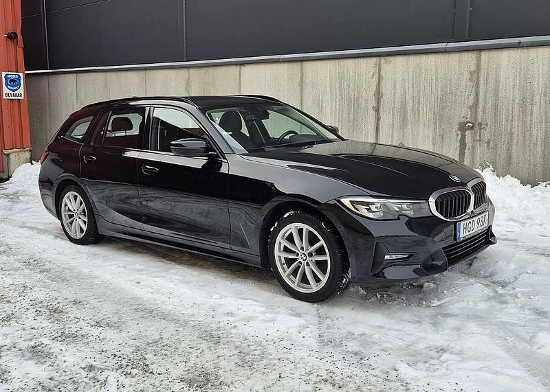 Svart Begagnad 2021 BMW 320 Kombi | 319 000 kr (Marknadspris) - Bild 1/4