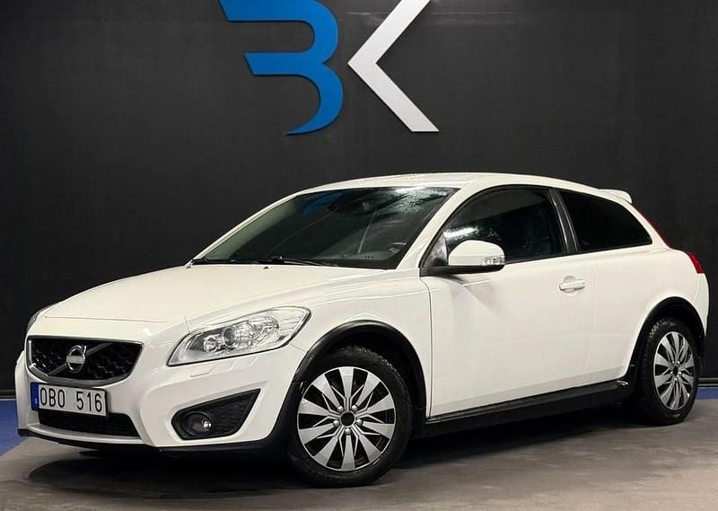 Vit Begagnad 2010 Volvo C30 Momentum Halvkombi | 99 900 kr (Marknadspris) - Bild 1/4