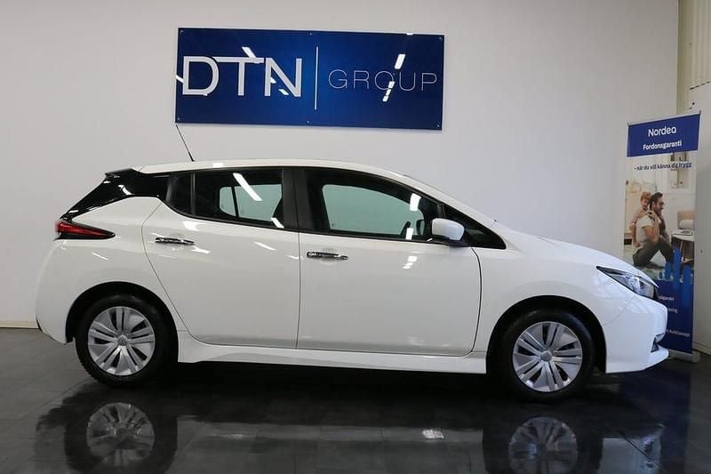 Begagnad Nissan Leaf 110 kW (150 HK) 2023 Vit Halvkombi