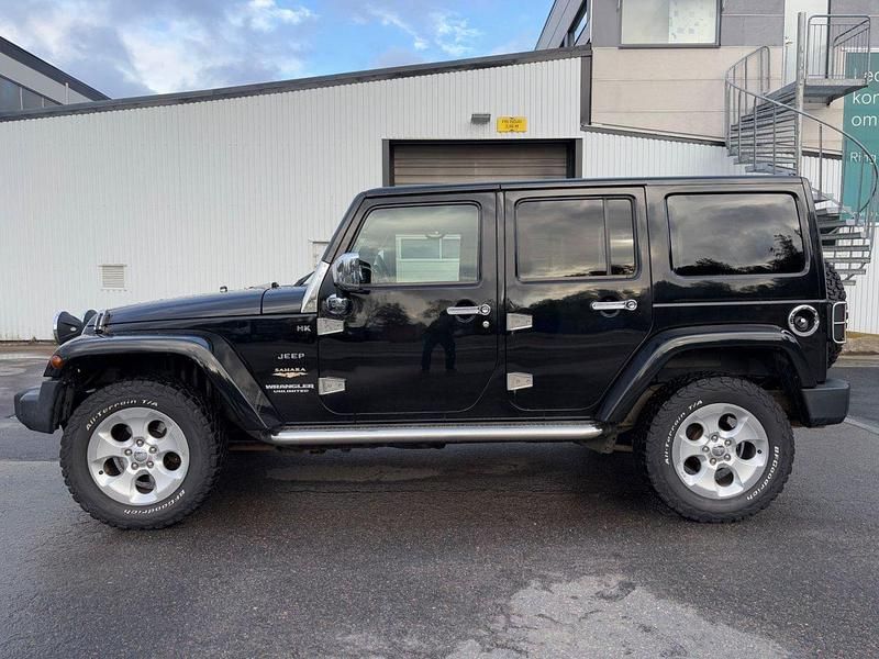 Svart Begagnad 2013 Jeep Wrangler Unlimited Sahara SUV | 209 900 kr - Bild 1/4