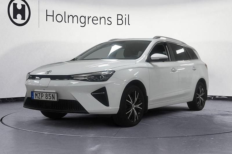 Dover white Begagnad 2022 MG MG5 EV Luxury Kombi | 199 900 kr (Marknadspris) - Bild 1/4