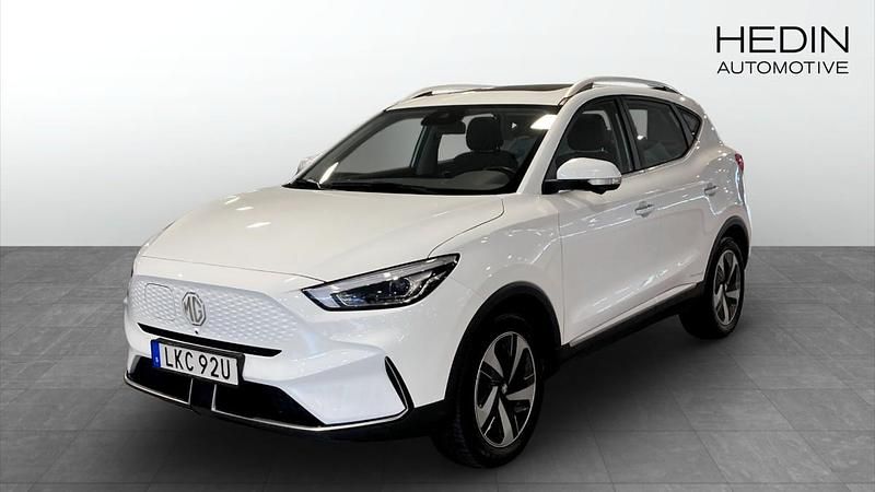 Vit (white) Begagnad 2022 MG ZS Luxury Sedan | 244 900 kr (Bra pris) - Bild 1/4