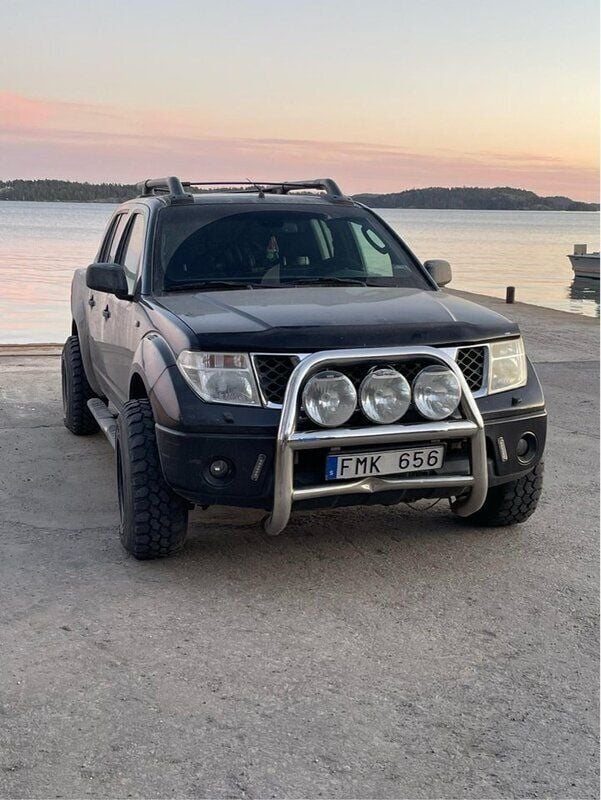Grå Begagnad 2007 Nissan Navara Pickup | 75 000 kr (Dyr) - Bild 1/2