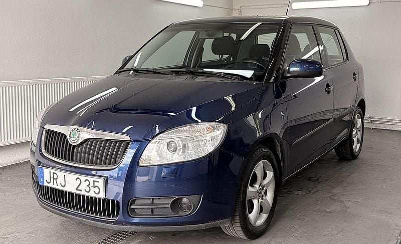 Mörkblå Begagnad 2008 Skoda Fabia Halvkombi | 29 900 kr (Marknadspris) - Bild 1/4