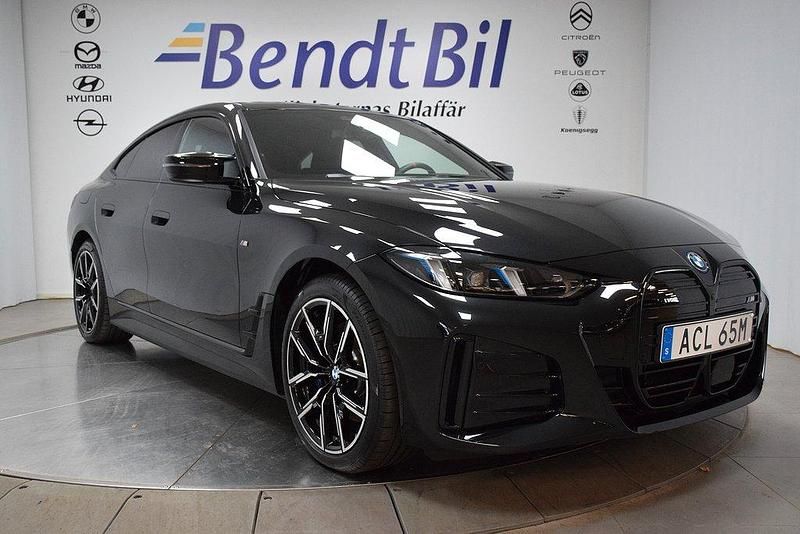 Svart Begagnad 2025 BMW i4 Comfort Edition Sedan | 679 500 kr (Marknadspris) - Bild 1/3