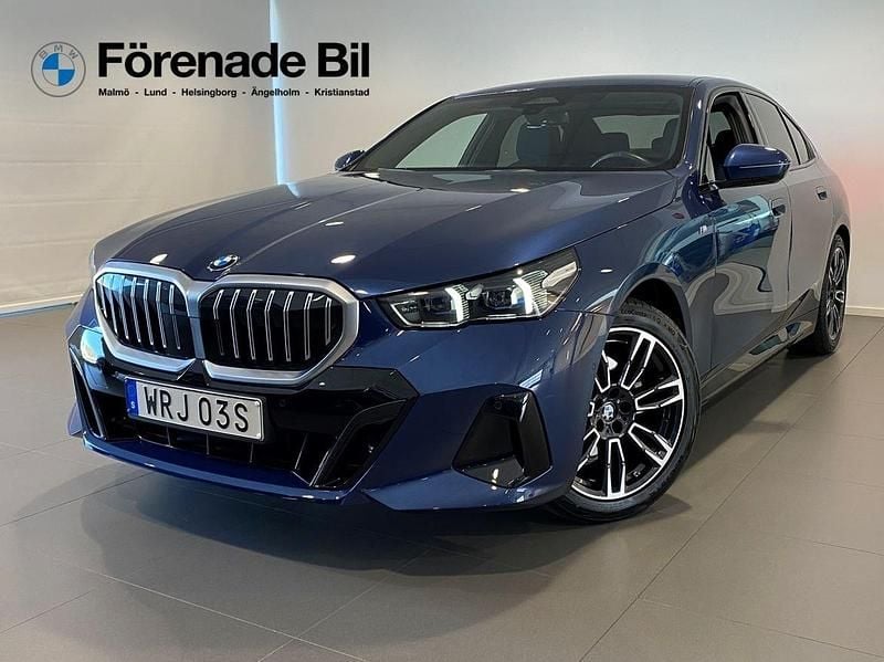 Blå Begagnad 2024 BMW 520 M Sport Sedan | 559 000 kr (Marknadspris) - Bild 1/4