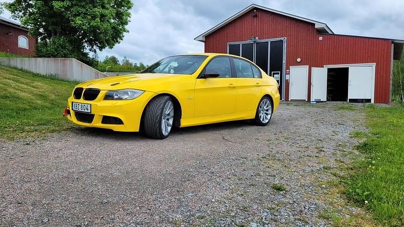 Begagnad BMW 325 218 HK (160 kW) 2006 Folierad gul Sedan