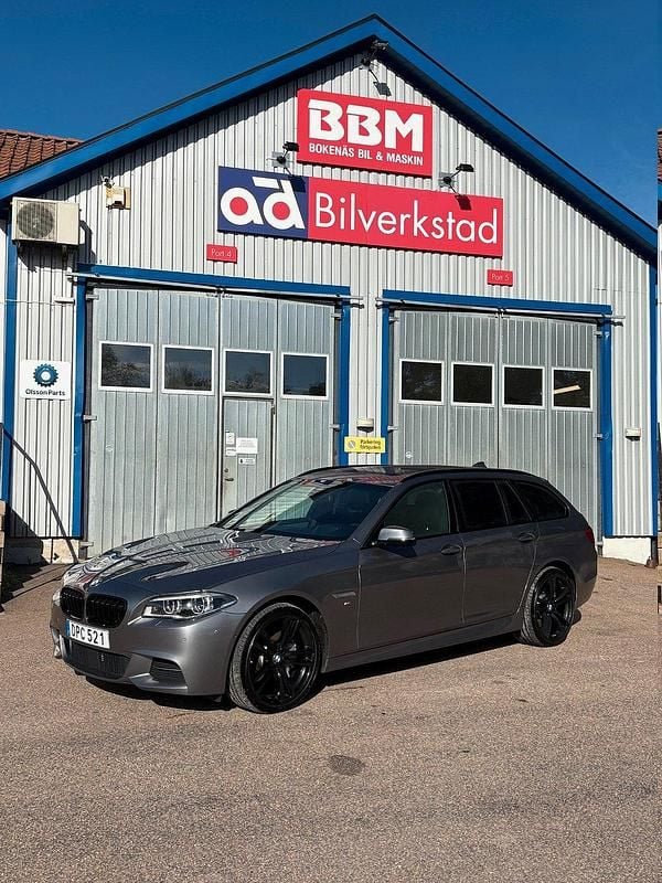 Grå (grå metallic) Begagnad 2016 BMW 530 M Sport Kombi | 249 900 kr (Marknadspris) - Bild 1/4
