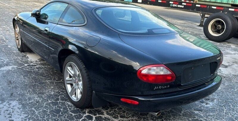 Begagnad Jaguar XK 285 HK (209 kW) 2000 Svart Sportkupé