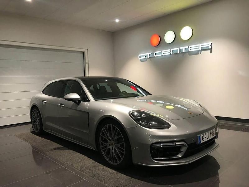 Gt silver metallic/tvåton svart/sadelbrunt helläder Begagnad 2023 Porsche Panamera Sport Turismo Kombi | 779 900 kr - Bild 1/4