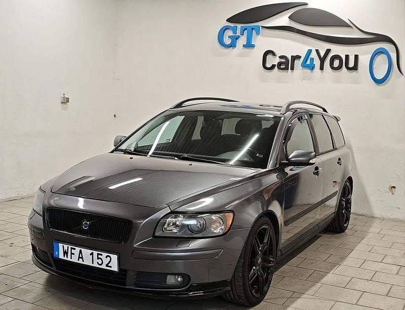 Grå Begagnad 2004 Volvo V50 Kinetic Kombi | 37 500 kr (Marknadspris) - Bild 1/4