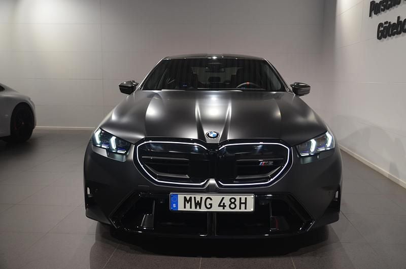 Begagnad BMW M5 Comfort Edition 2025 Grå Sedan
