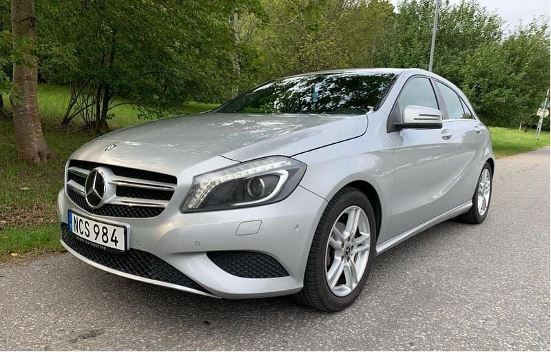 Silver Begagnad 2013 Mercedes A180 Urban Halvkombi | 80 000 kr (Marknadspris) - Bild 1/4