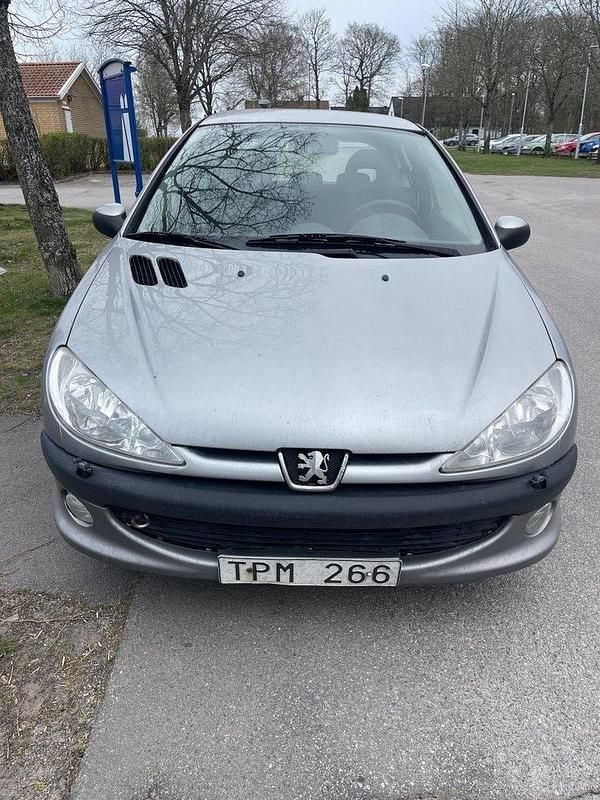 Grå Begagnad 2003 Peugeot 206 Halvkombi | 10 000 kr (Marknadspris) - Bild 1/4