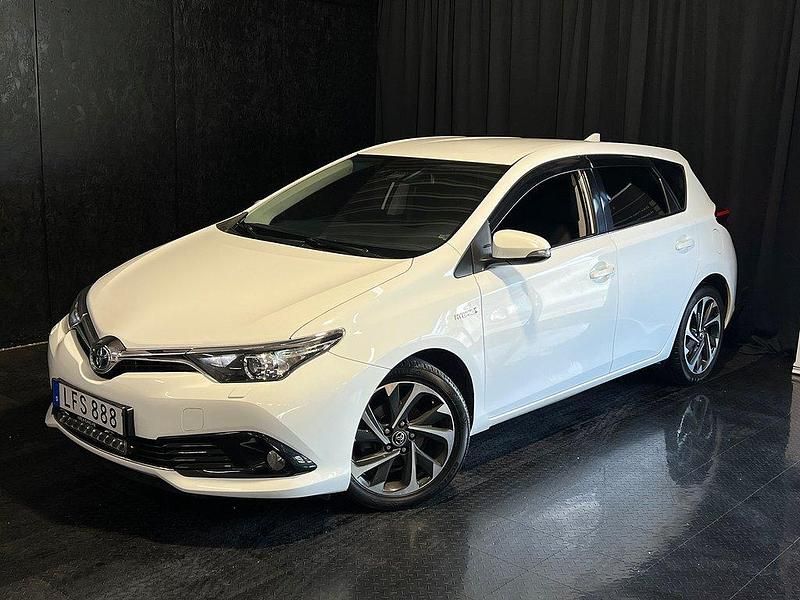Vit Begagnad 2015 Toyota Auris Active Halvkombi | 164 500 kr (Lite dyr) - Bild 1/4