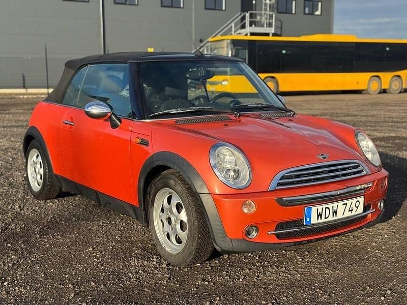 Orange Begagnad 2005 Mini Cooper Cabriolet Pepper Cab | 49 500 kr (Marknadspris) - Bild 1/4