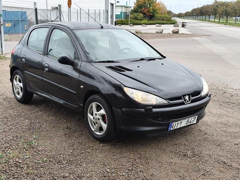 Svart Begagnad 2004 Peugeot 206 Halvkombi | 19 500 kr (Bra pris) - Bild 1/4
