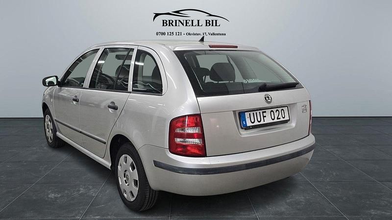Begagnad Skoda Fabia 76 HK (55 kW) 2004 Silver Halvkombi