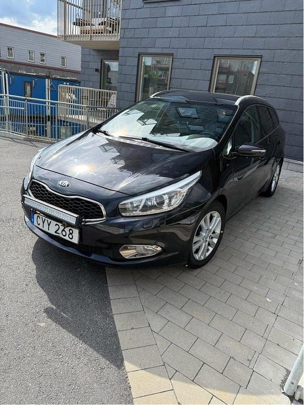Svart Begagnad 2015 Kia Ceed Sportswagon 3 Kombi | 105 000 kr (Marknadspris) - Bild 1/4