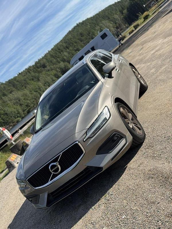 Grå Begagnad 2019 Volvo V60 Momentum Kombi | 265 000 kr (Marknadspris) - Bild 1/4