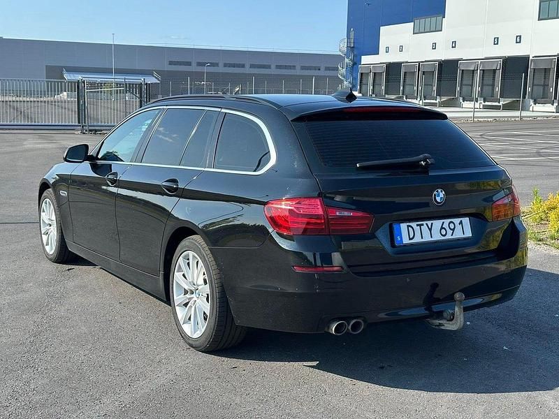 Svart Begagnad 2015 BMW 530 Kombi | 149 900 kr (Marknadspris) - Bild 1/4