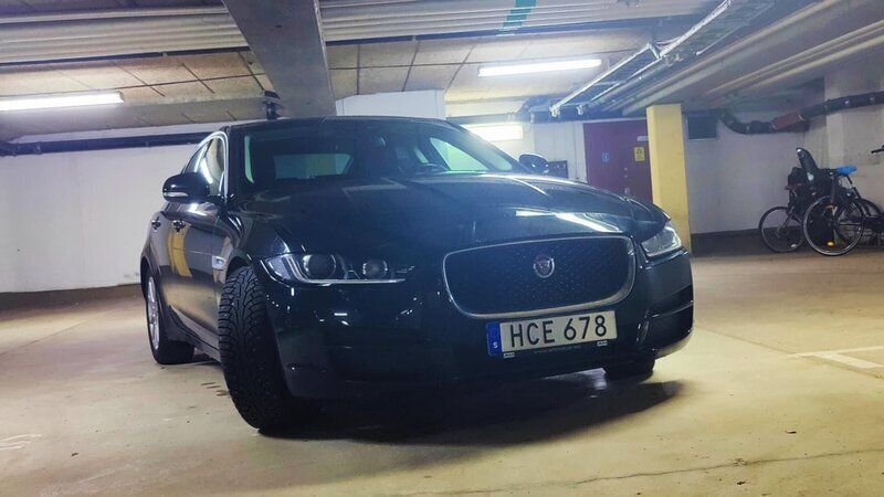 Svart Begagnad 2015 Jaguar XE Sedan | 174 900 kr (Marknadspris) - Bild 1/4