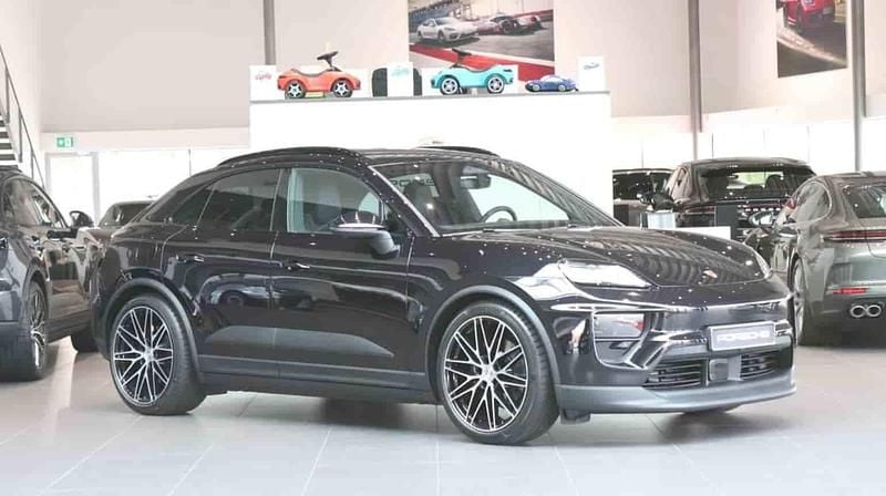 Svart Ny 2025 Porsche Macan 4 Electric SUV | 1 196 800 kr - Bild 1/1