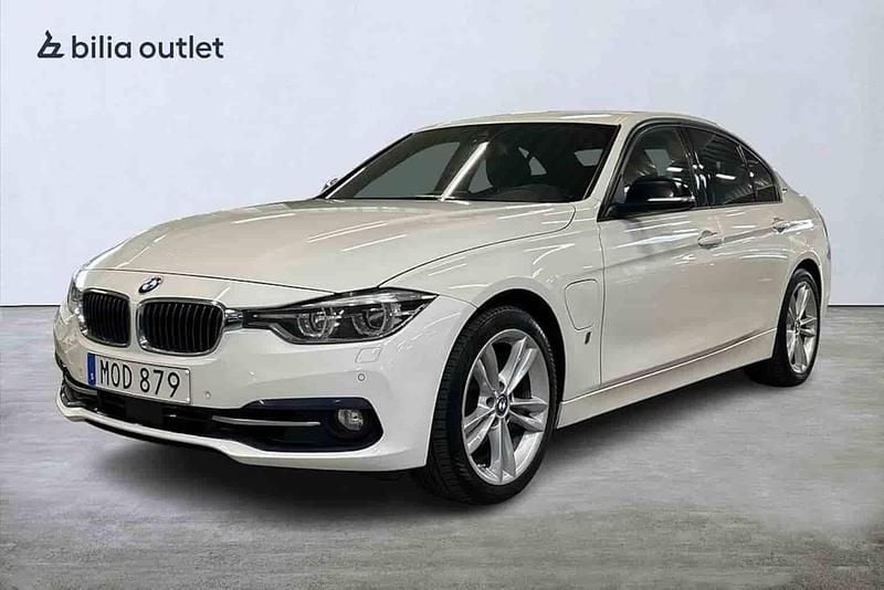 Vit Begagnad 2017 BMW 330e Sedan | 189 900 kr - Bild 1/1