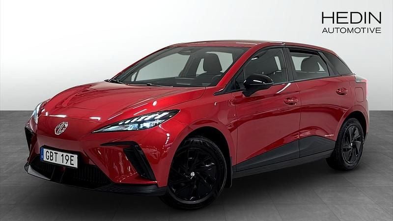 Röd (red) Begagnad 2023 MG MG4 EV Halvkombi | 259 900 kr (Marknadspris) - Bild 1/4