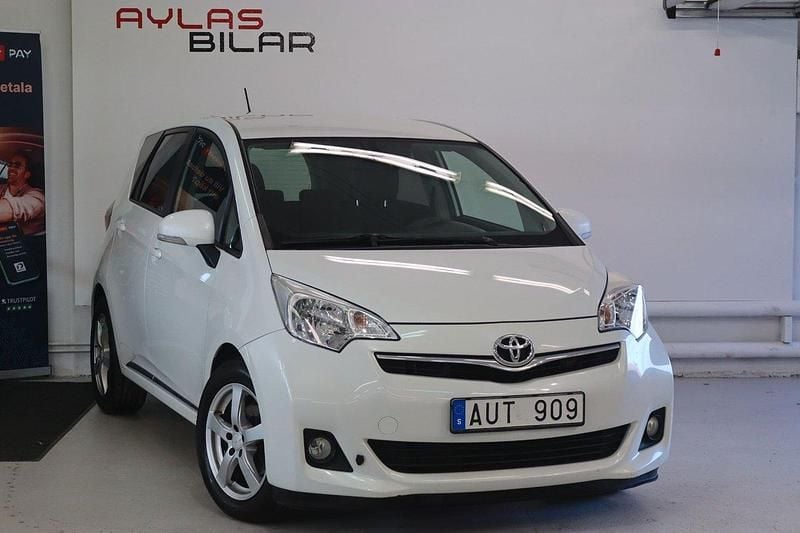 Vit Begagnad 2011 Toyota Verso-S Multidrive S Minibuss | 49 900 kr (Superpris) - Bild 1/4
