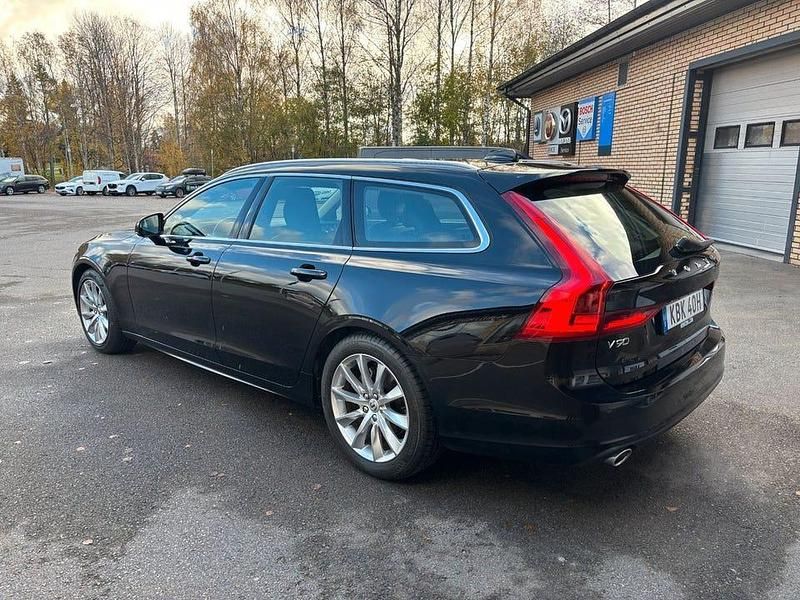 Begagnad Volvo V90 Momentum 190 HK (139 kW) 2020 Svart Kombi