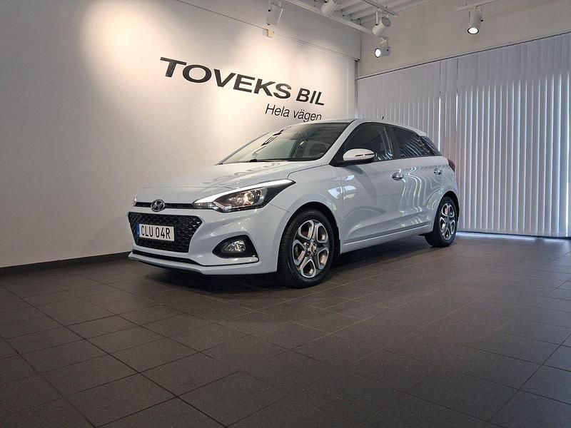 Ljusblå (blå) Begagnad 2019 Hyundai i20 Comfort Halvkombi | 124 900 kr (Marknadspris) - Bild 1/4