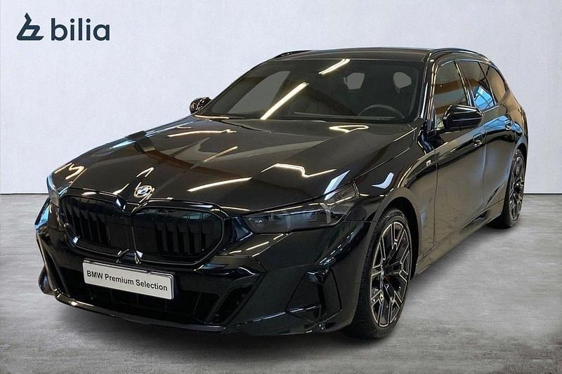 Svart Begagnad 2024 BMW 520 M Sport Kombi | 639 000 kr - Bild 1/4