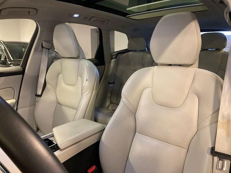 Begagnad Volvo XC60 Ultimate 355 HK (261 kW) 2023 Blå SUV