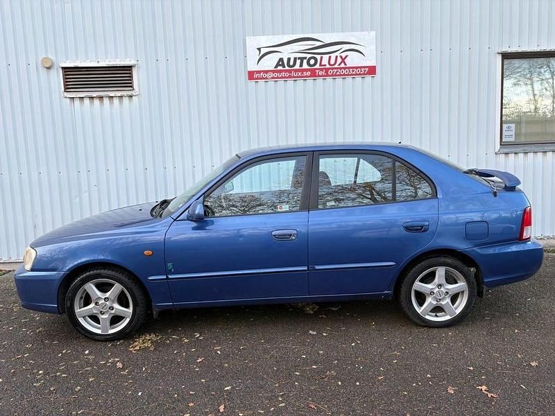 Blå Begagnad 2002 Hyundai Accent Halvkombi | 29 900 kr - Bild 1/4